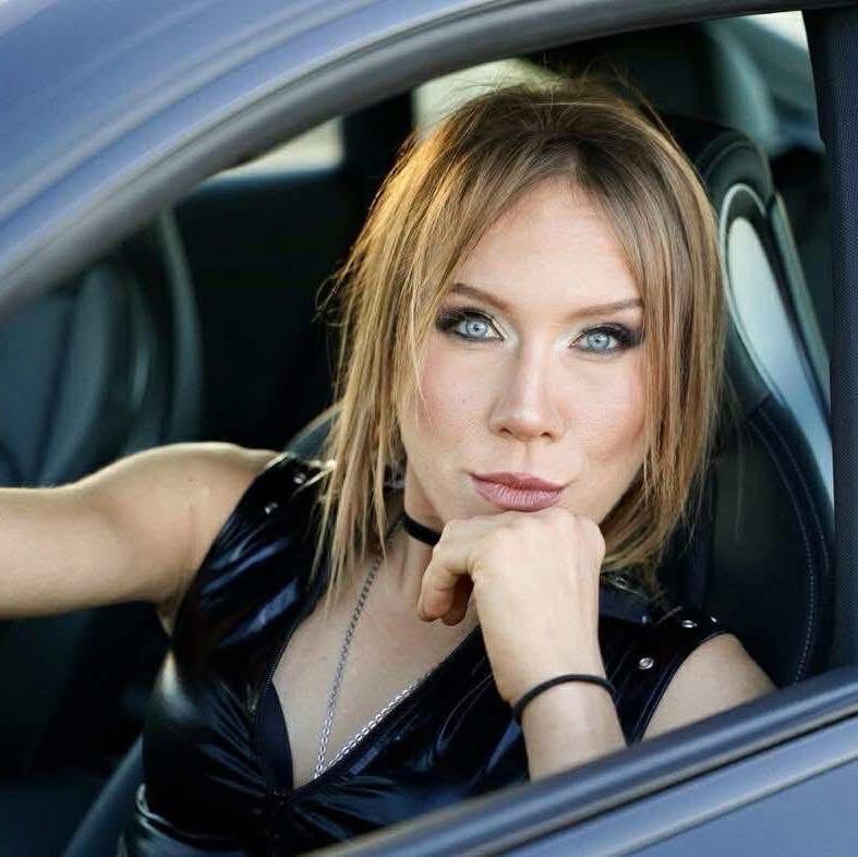 Ariel Zeigler, subconscious transformation coach and founder of Heart N Sole Wellness