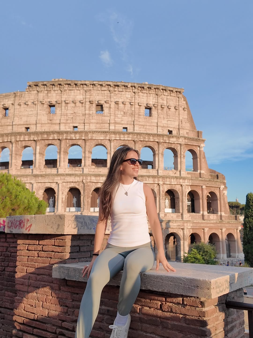 Dani Solis en el Coliseo de Roma a la hora dorada