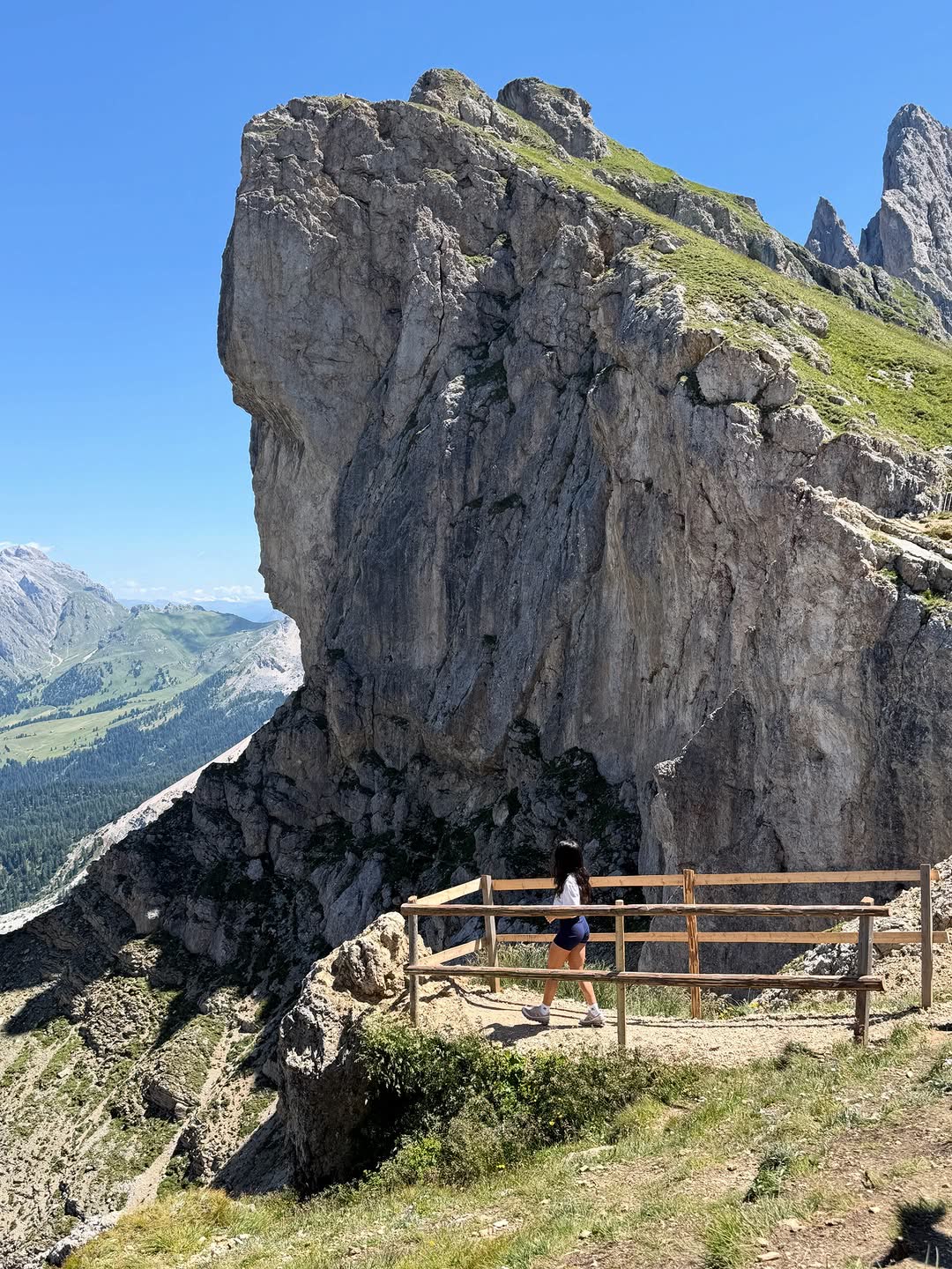 Dani Solis caminando bajo los acantilados de Seceda en las Dolomitas