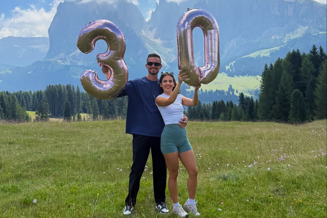 David Mata y Dani Solis celebrando sus 30 años con globos en las Dolomitas